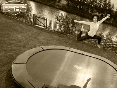 Berg Inground Grand Favorit schwarz 520 x 350 Airflow oval